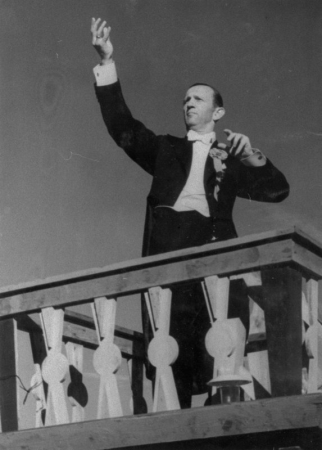 XI Vispārējo latviešu Dziesmu svētku virsdiriģents Leonīds Vīgners koncerta laikā Esplanādes estrādē