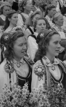 XI Vispārējo latviešu Dziesmu svētku dalībnieki koncerta laikā Esplanādes estrādē