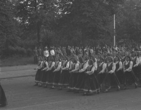 X Vispārējo latviešu Dziesmu svētku gājiens