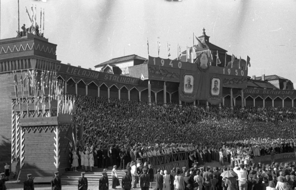 XI Vispārējo latviešu Dziesmu svētku dalībnieki un skatītāji Esplanādes estrādē