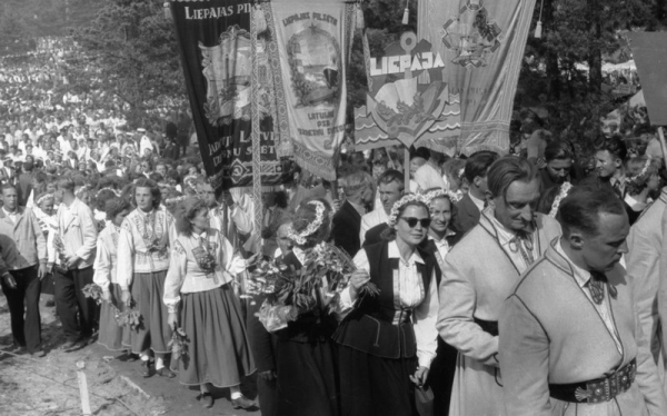 Liepājas mākslinieciskās pašdarbības kolektīvi XIII Vispārējo latviešu Dziesmu svētku gājienā