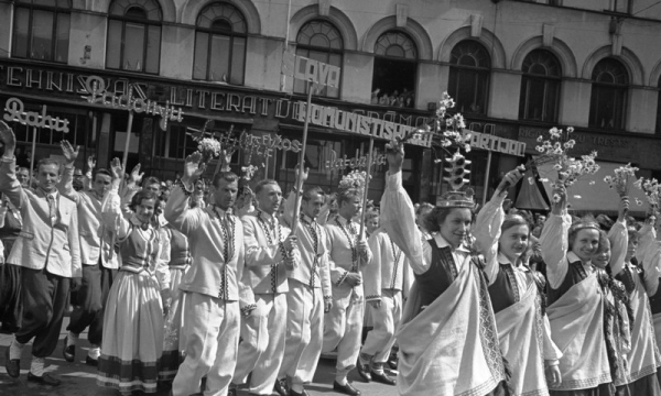 XIII Vispārējo latviešu Dziesmu svētku gājiens