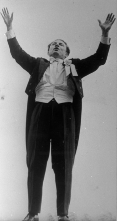 Virsdiriģents Imants Kokars XIV Vispārējo latviešu Dziesmu un deju svētku koncertā Mežaparka Lielajā estrādē