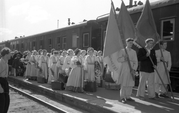 XII Vispārējo latviešu Dziesmu svētku dalībnieki no  Balvu rajona uz Rīgas Pasažieru stacijas perona