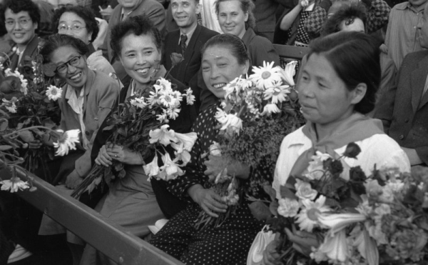 Japānas delegācijas pārstāvji  XII Vispārējo latviešu Dziesmu svētku koncertā Mežaparka Lielajā estrādē