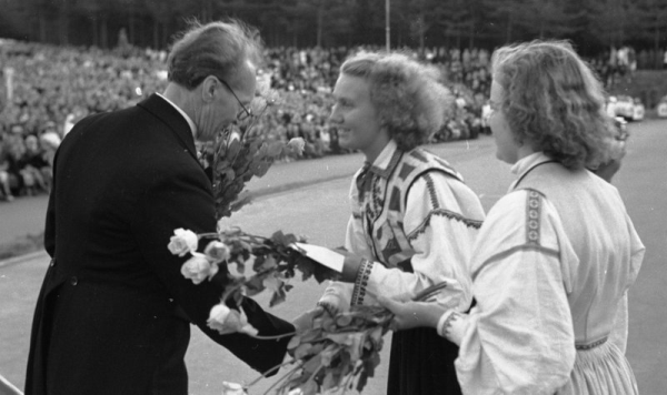 Virsdiriģents Teodors Kalniņš saņem apsveikumus XII Vispārējo latviešu Dziesmu svētku koncertā Mežaparka Lielajā estrādē