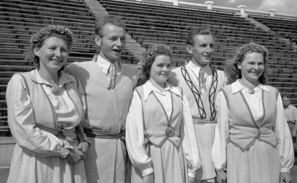 XII Vispārējo latviešu Dziesmu svētku dalībnieki no Rēzeknes rajona Otomāra Oškalna vārdā nosauktā kolhoza Mežaparka Lielajā estrādē