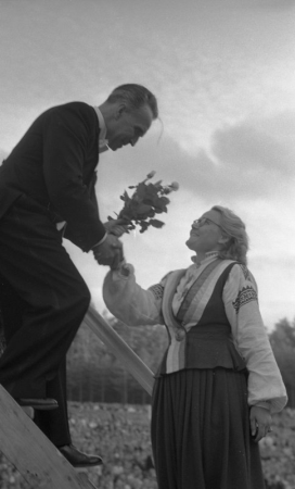 Virsdiriģents Jānis Ozoliņš saņem apsveikumus XII Vispārējo latviešu Dziesmu svētku koncertā Mežaparka Lielajā estrādē