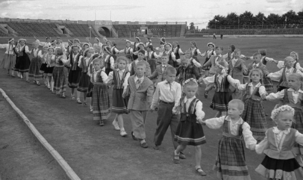 Bērnu deju kolektīvu uzstāšanās satdionā "Daugava" XII Vispārējo latviešu Dziesmu svētku un III Deju svētku laikā