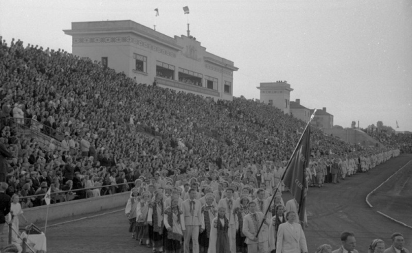 Deju kolektīvu gājiens stadionā "Daugava" XII Vispārējo latviešu Dziesmu svētku un III Deju svētku laikā