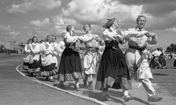 Deju kolektīvu koncerts stadionā "Daugava" XII Vispārējo latviešu Dziesmu svētku un III Deju svētku laikā