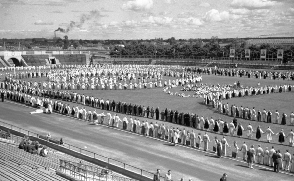 Deju kolektīvu koncerts stadionā "Daugava" XII Vispārējo latviešu Dziesmu svētku un III Deju svētku laikā