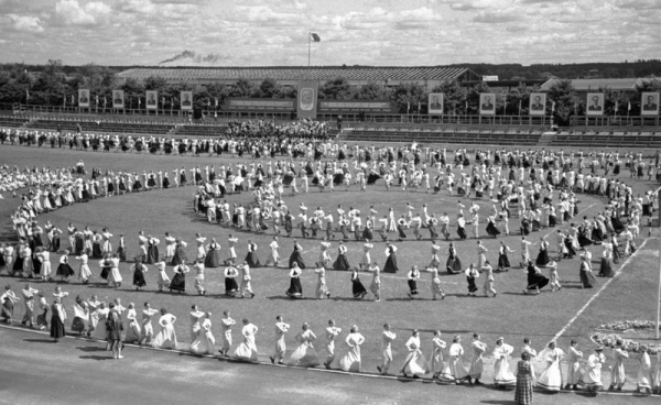 Deju kolektīvu koncerts stadionā "Daugava" XII Vispārējo latviešu Dziesmu svētku un III Deju svētku laikā