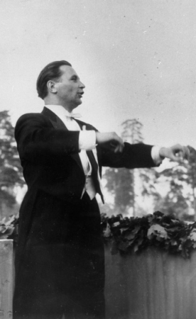 Daugavpils kora diriģents Staņislavs Broks XII Vispārējo latviešu Dziesmu svētku koncertā Mežaparka Lielajā estrādē