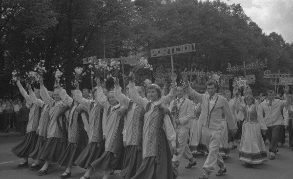 XIII Vispārējo latviešu Dziesmu svētku gājiens