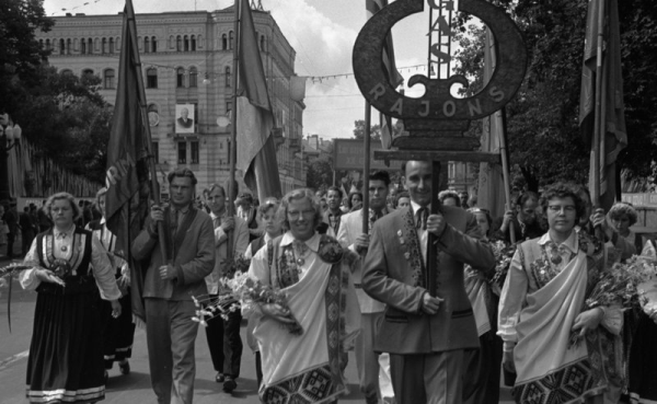 XIII Vispārējo latviešu Dziesmu svētku gājiens