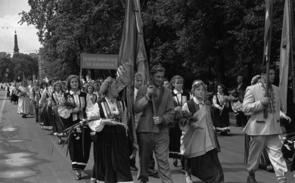 XIII Vispārējo latviešu Dziesmu svētku gājiens