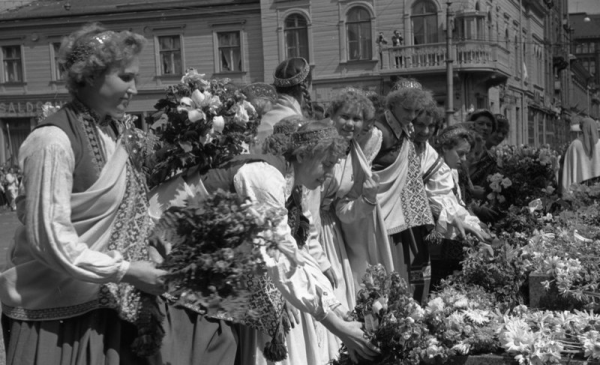 XIII Vispārējo latviešu Dziesmu svētku gājiena dalībnieces noliek ziedus pie Ļeņina pieminekļa