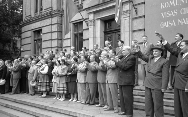 Latvijas republikas augstākās amatpersonas un viesi no citām PSRS republikām sveic XIII Vispārējo latviešu Dziesmu svētku gājiena dalībniekus