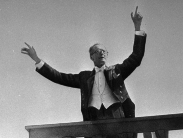 Virsdiriģents Teodors Kalniņš XII Vispārējo latviešu Dziesmu svētku koncertā Mežaparka Lielajā estrādē