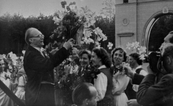 Virsdiriģents Teodors Kalniņš saņem apsveikumus XIII Vispārējo latviešu Dziesmu svētku koncertā Mežaparka Lielajā estrādē