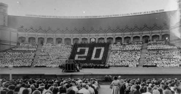 XIII Vispārējo latviešu Dziesmu svētku dalībnieki un skatītāji Mežaparka Lielajā estrādē