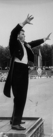 Virsdiriģents Jānis Dūmiņš XIII Vispārējo latviešu Dziesmu svētku koncertā Mežaparka Lielajā estrādē