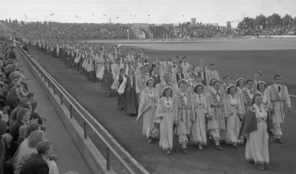 Dejotāju un fizkultūriešu kolektīvu dalībnieku parāde stadionā "Daugava"  XII Vispārējo latviešu Dziesmu svētku un III Deju svētku laikā