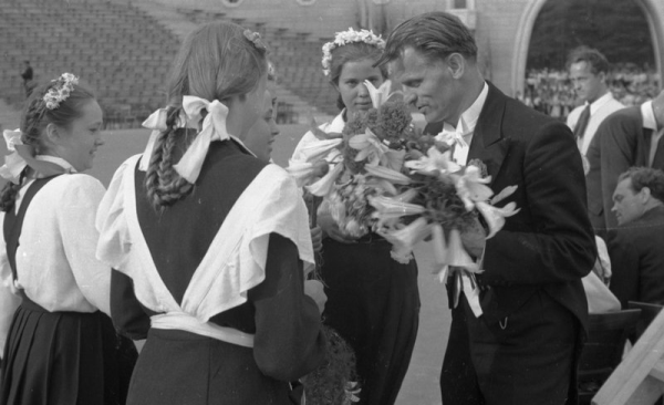 Pionieri sveic XII Vispārējo latviešu Dziesmu svētku virsdiriģentu Jāni Ozoliņu Mežaparka Lielajā estrādē