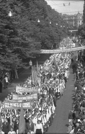 XII Vispārējo latviešu Dziesmu svētku gājiens