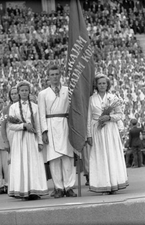 Rīgas Pedagoģiskā institūta kora pārstāvji ar ceļojošo Sarkano karogu Mežaparka Lielajā estrādē