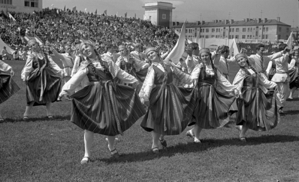 Deju kolektīvu koncerts stadionā "Daugava" XIV Vispārējo latviešu Dziesmu un Deju svētku laikā