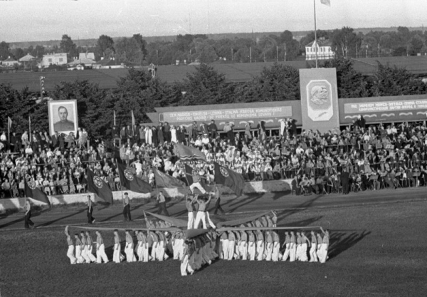 Latvijas arodskolu fizkultūriešu kolektīvu uzstāšanas stadionā "Daugava"   XII Vispārējo latviešu Dziesmu svētku un III Deju svētki laikā