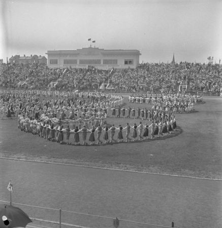 Deju kolektīvu koncerts stadionā "Daugava" XIV Vispārējo latviešu Dziesmu un Deju svētku laikā