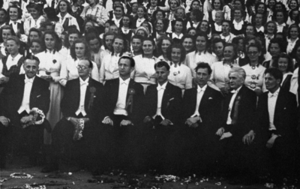 XII Vispārējo latviešu Dziesmu svētku diriģenti un dalībnieki Mežaparka Lielajā estrādē