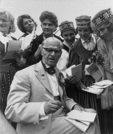 XVI Vispārējo latviešu Dziesmu  svētku virsdiriģents Jānis Ozoliņš sniedz autogrāfus svētku dalībniekiem