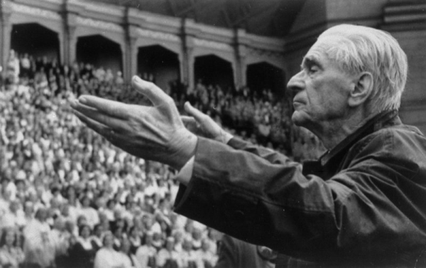 Goda virsdiriģents Jēkabs Mediņš  XV Vispārējo latviešu Dziesmu un Deju svētku koncertā Mežaparka Lielajā estrādē