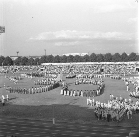 Deju kolektīvu uzstāšanās satdionā "Daugava" XVI Vispārējo latviešu Dziesmu un VII Deju svētku laikā