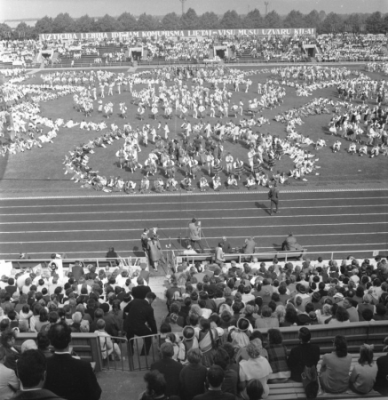 Deju kolektīvu koncerts stadionā "Daugava" XV Vispārējo latviešu Dziesmu un Deju svētku laikā