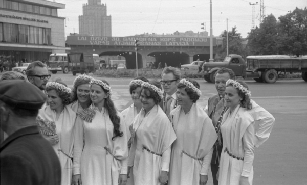 Tautas Koris "Daile" XV Vispārējo latviešu Dziesmu un Deju svētku laikā Rīgas ielās