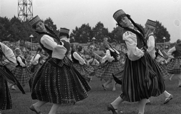 Deju kolektīvu koncerts stadionā "Daugava" XV Vispārējo latviešu Dziesmu un Deju svētku laikā