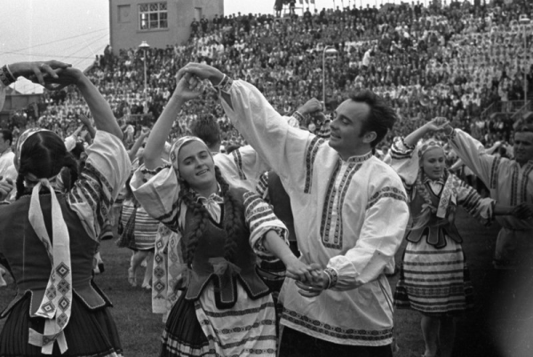 Deju kolektīvu koncerts stadionā "Daugava" XV Vispārējo latviešu Dziesmu un Deju svētku laikā