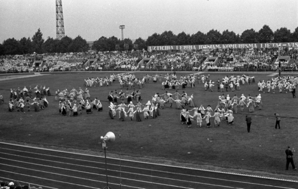 Deju kolektīvu koncerts stadionā "Daugava" XV Vispārējo latviešu Dziesmu un Deju svētku laikā