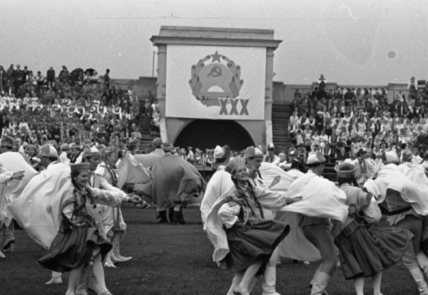 Deju kolektīvu koncerts stadionā "Daugava" XV Vispārējo latviešu Dziesmu un Deju svētku laikā