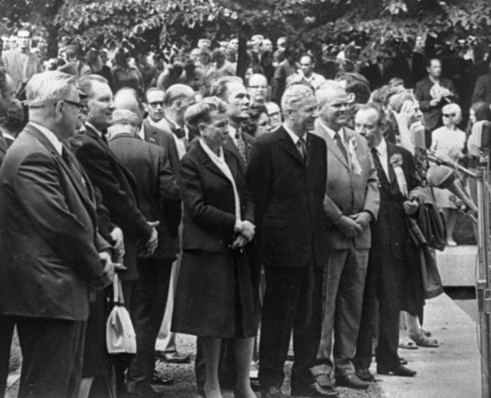 Latvijas republikas augstākās amatpersonas  Pirmajiem Vispārējiem latviešu Dziesmu svētkiem veltītā memoriālā ansambļa atklāšanas pasākumā Dziesmu svētku parkā