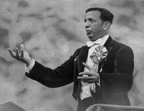 Virsdiriģents Leonīds Vīgners XV Vispārējo latviešu Dziesmu un deju svētku koncertā Mežaparka Lielajā estrādē