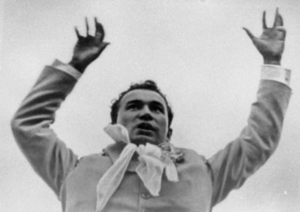 Virsdiriģents Imants Cepītis XV Vispārējo latviešu Dziesmu un Deju svētku koncertā Mežaparka Lielajā estrādē