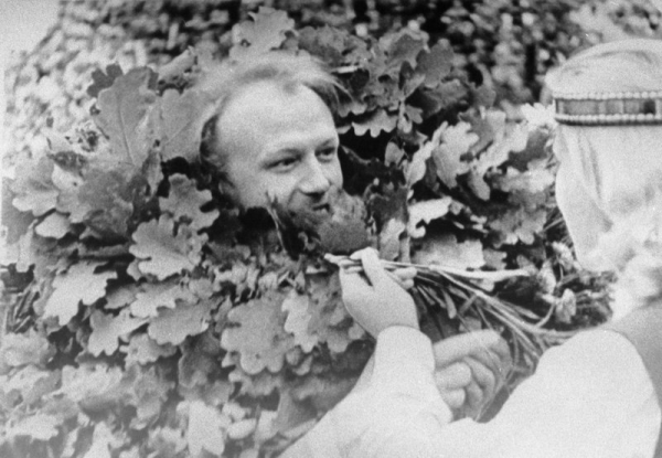 Virsdiriģents Edgars Račevskis XV Vispārējo latviešu Dziesmu un Deju svētku koncertā Mežaparka Lielajā estrādē