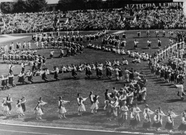 Deju kolektīvu koncerts stadionā "Daugava" XV Vispārējo latviešu Dziesmu un Deju svētku laikā