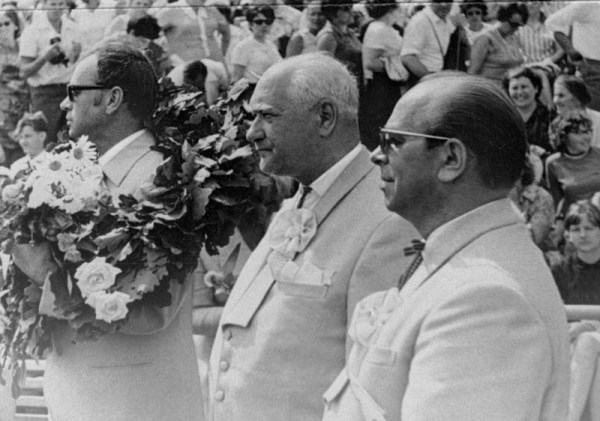 Pūtēju orķestru diriģenti Gunārs Ordelovskis (no kreisās), Augusts Krisbergs un deju virsvadītājs Aleksandrs Lembergs XV Vispārējo latviešu Dziesmu un Deju svētku koncertā Mežaparka Lielajā estrādē